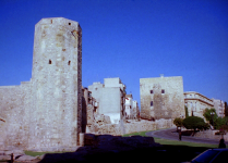 Antike Reste und Stadtmauer